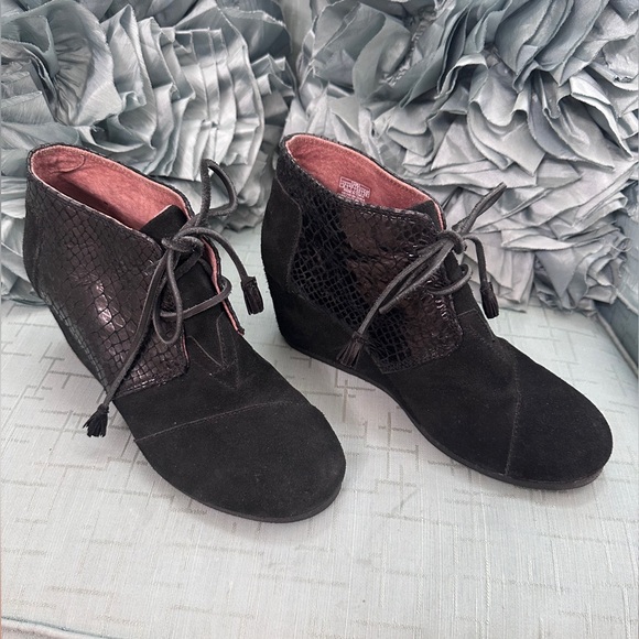 Toms Dessert Women's Size 9 Black Suede Leather Snake Print Wedge Ankle Booties - Picture 1 of 13